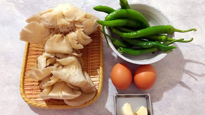 萍水相逢(平菇辣椒炒鸡蛋),首先我们准备好所有食材