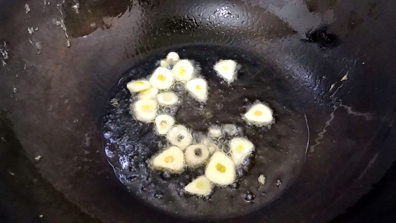 萍水相逢(平菇辣椒炒鸡蛋),小火煸香