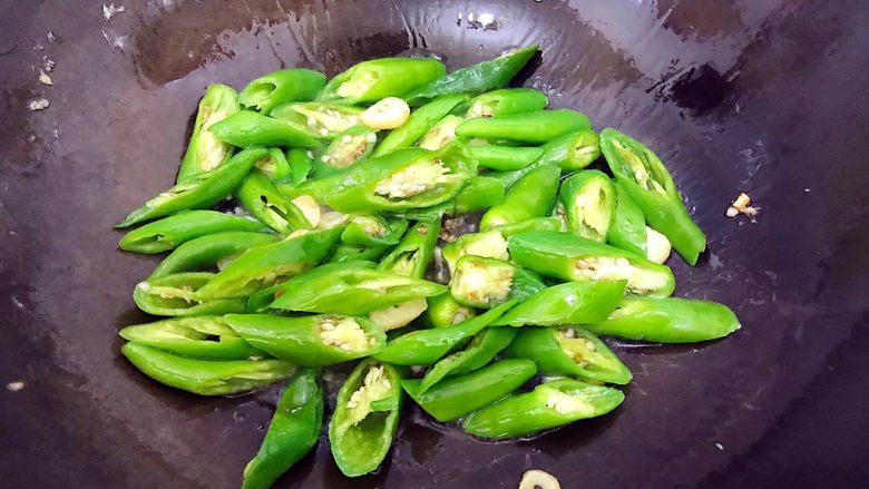萍水相逢(平菇辣椒炒鸡蛋),翻炒片刻