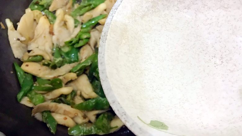 萍水相逢(平菇辣椒炒鸡蛋),加少许热开水