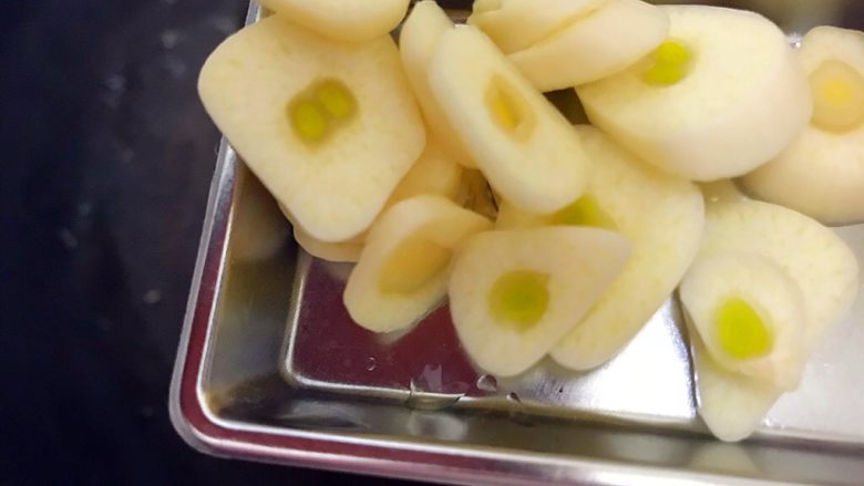 萍水相逢(平菇辣椒炒鸡蛋),锅内留底油,入大蒜片