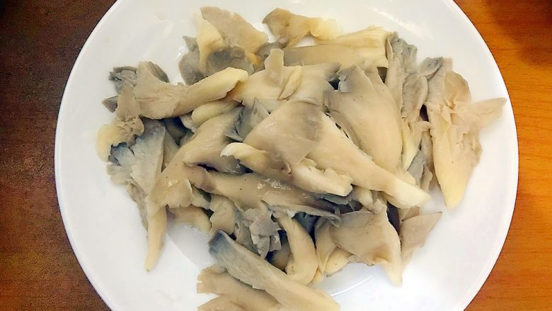 萍水相逢(平菇辣椒炒鸡蛋),待平菇不那么热的时候,用手撕成小块,并且轻轻挤干水分,备用