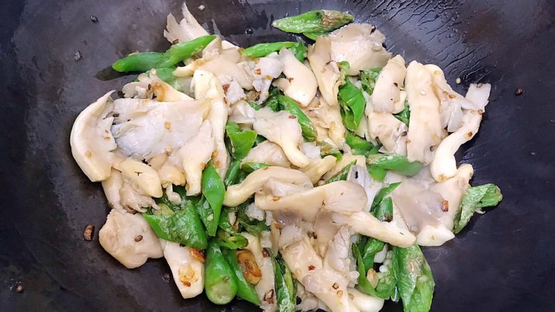 萍水相逢(平菇辣椒炒鸡蛋),翻炒片刻