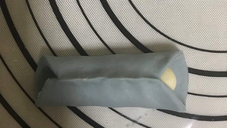 花式面点—豌豆荚馒头,像捏饺子一样,收口捏起来