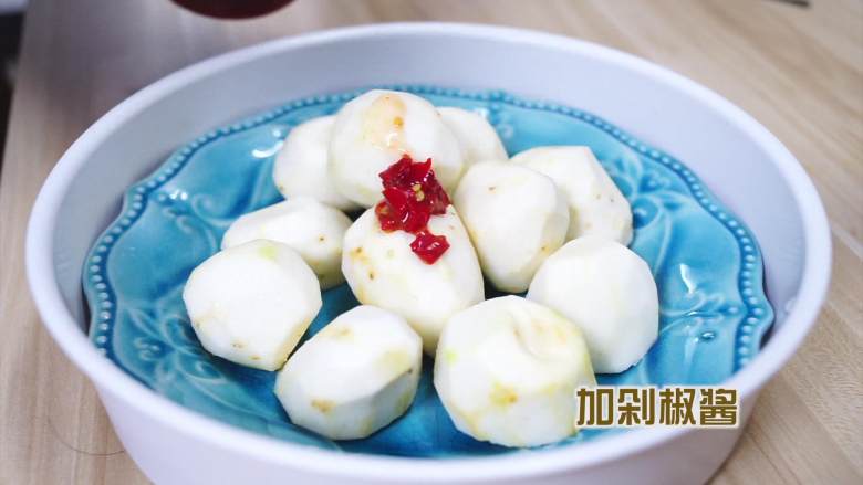简单几步，不用开火就能吃到美味剁椒芋头，靠谱…详细制作步骤,加入<a style='color:red;display:inline-block;' href='/shicai/ 803'>剁椒</a>酱（这里用到的<a style='color:red;display:inline-block;' href='/shicai/ 803'>剁椒</a>酱是平常蒸鱼常用的<a style='color:red;display:inline-block;' href='/shicai/ 803'>剁椒</a>酱，可以在超市买到哟）