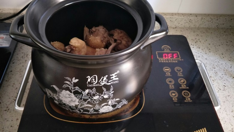 山药炖番鸭,把番鸭肉放入砂锅