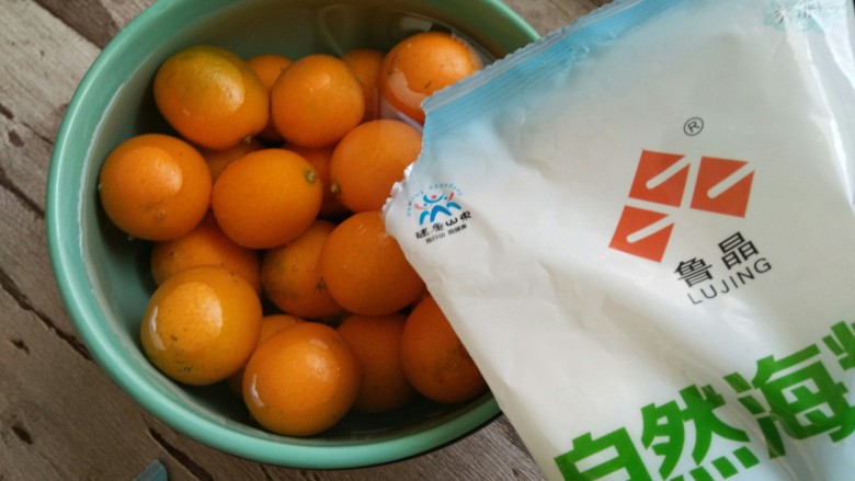 金桔罐头,加入少许食盐,浸泡一会儿
