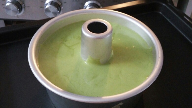 (后蛋法)抹茶戚风蛋糕,再放入烤箱前 模具要在桌面轻震几下 目的是震出里面的大气泡 注意不要反复震动 状态好的蛋糕糊是震不出太多气泡 如果气泡太多说明之前的步骤出错了 蛋白消泡造成的