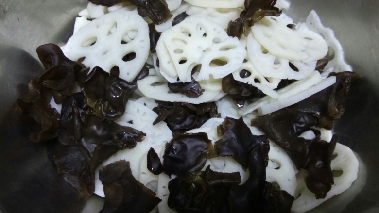 凉拌藕片,捞出藕片和木耳,控水待用