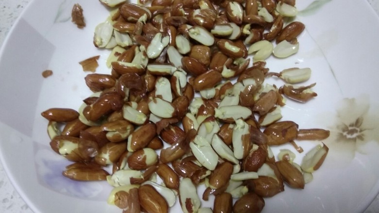 凉拌藕片,捞出控油,放案板上,用擀面杖擀碎