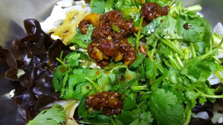 凉拌藕片,把木耳,藕片,香菜,蒜末,混合在一起,放入小碗中的调料,再加一勺香辣酱或者老干妈