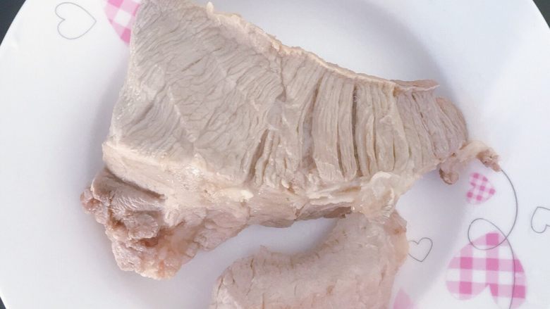 宝宝版 零添加猪肉松,煮熟的猪肉捞出沥干水分晾凉,准备手撕猪肉