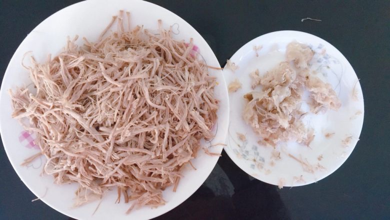 宝宝版 零添加猪肉松,撕成猪肉丝,顺便去点脂肪和筋膜(这一步绝对是亲妈活,我撕了整整一个小时🙄)