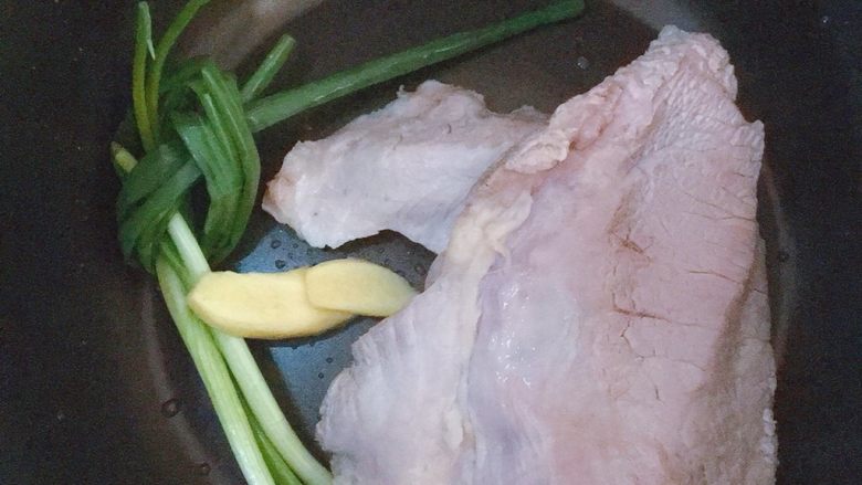 宝宝版 零添加猪肉松,锅里放入一个葱结,两片姜片,整块猪肉(这里我用的电高压锅,其他的锅具都行,只要把猪肉煮熟了就好)