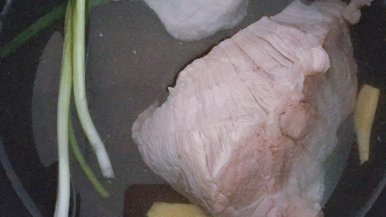宝宝版 零添加猪肉松,锅内加入清水淹没猪肉,电高压锅煮20分钟