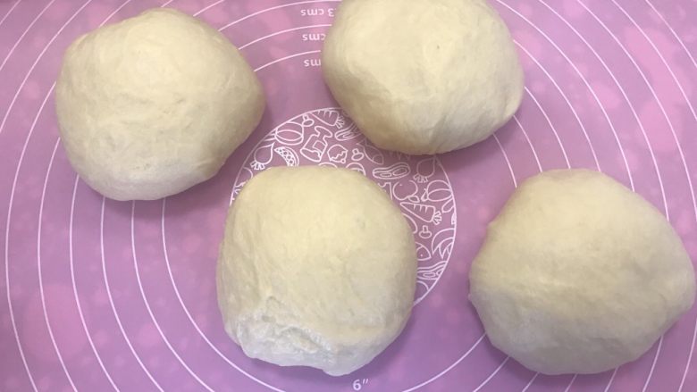 波兰种果仁面包,发酵好的面团排气后,分成相等的四个剂子,盖上保鲜膜静置一刻钟