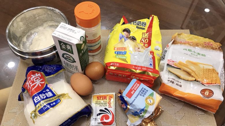 波兰种果仁面包,准备主面团用料,其中波兰种用料提前混匀盖上保鲜膜放冰箱冷藏发酵,约24小时(需提前算好时间)