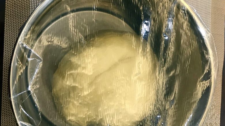 波兰种果仁面包,和好的面团盖上保鲜膜,等待发酵
