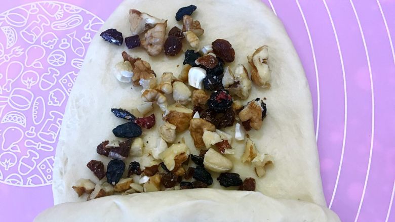 波兰种果仁面包,从下边一层层卷起,卷的过程中注意收紧两头