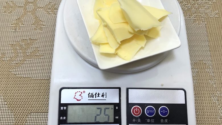 波兰种果仁面包,<a style='color:red;display:inline-block;' href='/shicai/ 887'>黄油</a>切小块,在面包机和面成型后放入面包机中