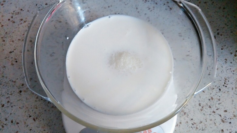 葡式蛋挞,加入白砂糖,最好选择细的那种