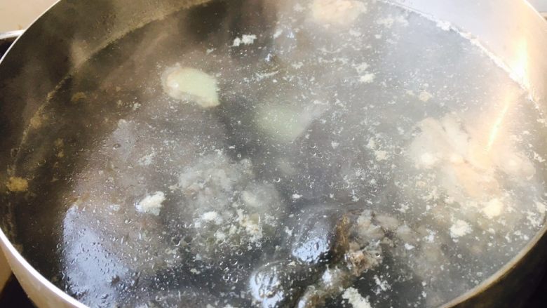 养生汤 淮山药大枣乌鸡汤,捞出乌鸡放在步骤8的开水锅里,把乌鸡清洗干净。
