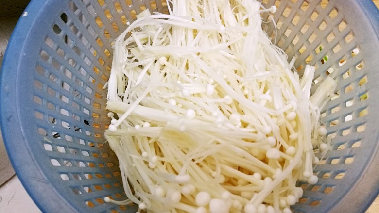 酸汤肥牛,<a style='color:red;display:inline-block;' href='/shicai/ 234'>金针菇</a>切掉根部,洗净,撕成条状