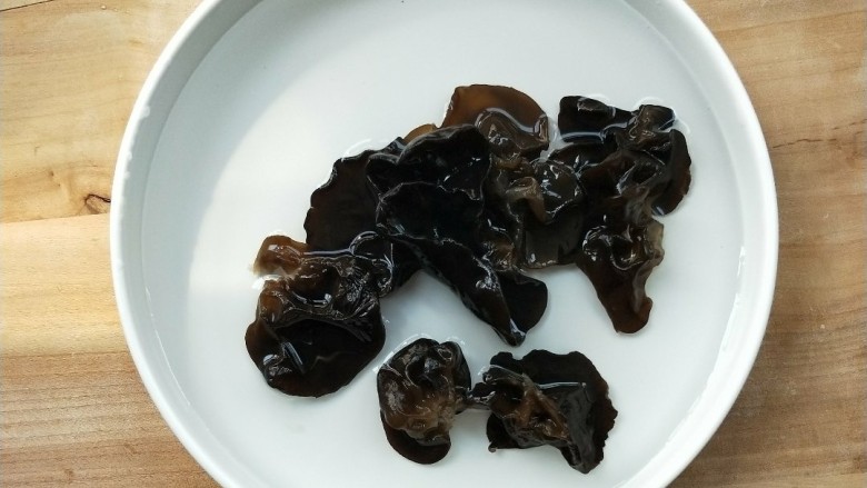 爽口凉拌鲜虫草花,用水加一点盐泡开,洗干净,剪去根部。