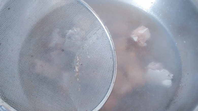 电饭煲+家常排骨藕汤,用滤网或者是勺子,把血沫子捞起来