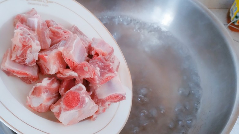 电饭煲+家常排骨藕汤,锅内加水烧开,然后倒入排骨
