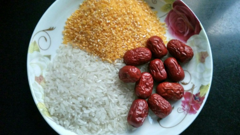 电饭煲 红薯棒渣粥,准备<a style='color:red;display:inline-block;' href='/shicai/ 2470'>红枣</a>。