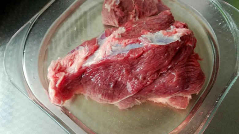 酱香牙签肉,首先把买回来的肉洗干净,再用冷<a style='color:red;display:inline-block;' href='/shicai/ 156925'>水</a>泡一会(半个小时左右)去血。