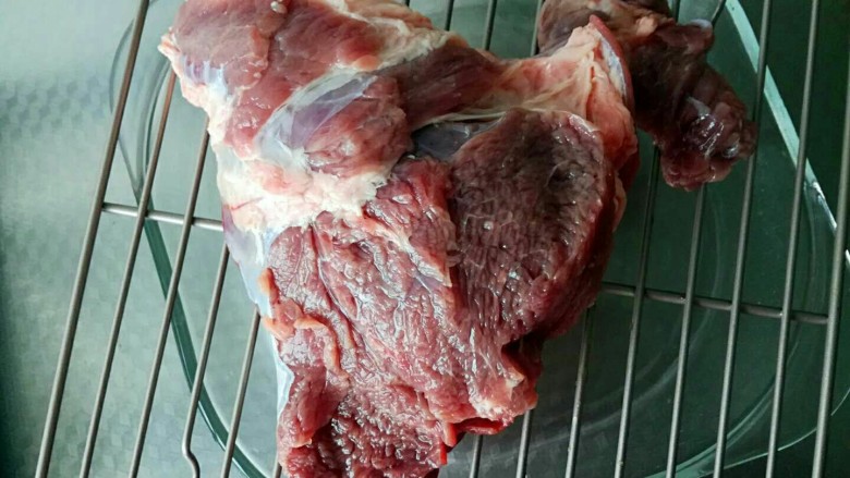 酱香牙签肉,把泡好的肉用水冲一冲,然后放在晾网上面控干水份(大约15-20分钟就可以)控干水份的同时我们可以把<a style='color:red;display:inline-block;' href='/shicai/ 2573'>圆葱</a>切块。