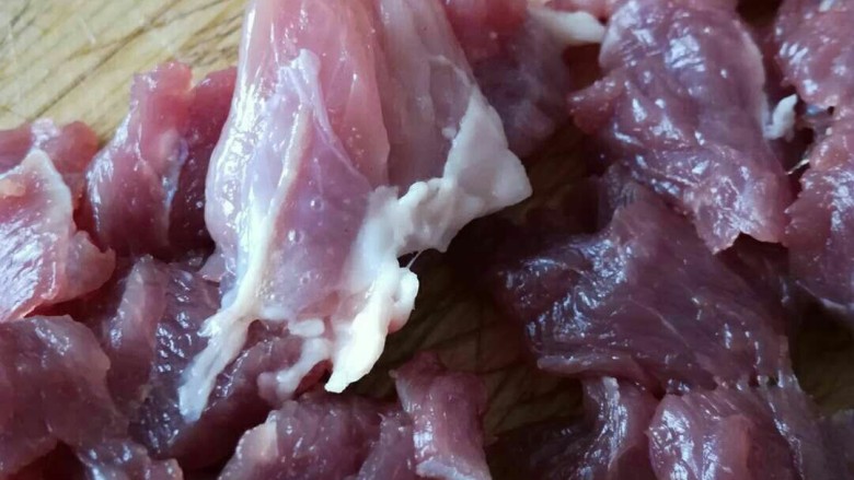 酱香牙签肉,再把控干水份的肉用刀改成合适大小的肉块,大概1.5厘米以内不要太大块。