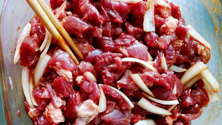 酱香牙签肉,用筷子一个方向调匀味道。一定要和匀。然后盖上保鲜膜,让肉自然入味。