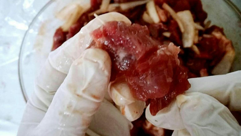酱香牙签肉,肉腌好后,我们就开始穿串,这里我用的是牙签,吃起来比较省事,大人小孩都可以,当然你也可以用大一点的签子(这个随意就好)