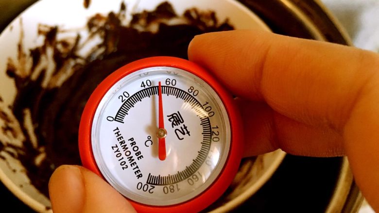 甜美草莓巧克力杯,160克黑巧克力喝热水融化,加热到46度
