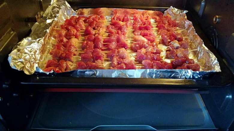 酱香牙签肉,烤箱预热好后我们开启热风功能,把烤盘送入烤箱。烤大概12~15分钟,这个时间烤出来的肉比较嫩,如果你喜欢吃肉干一点的可以适当的延长一些时间,记住别烤焦了哟😂
