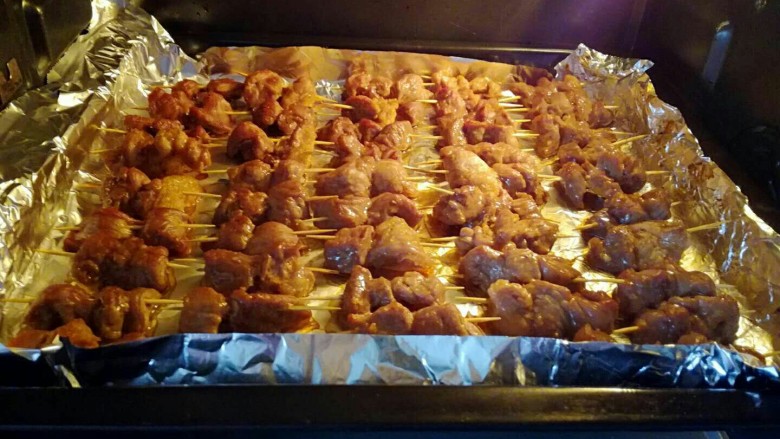 酱香牙签肉,烤到大概7.8.分钟的时候,我们可以适当的做个翻面,当然这个步骤可以省略,因为烤箱是上下管加热,翻不翻都会熟。我试过翻面(烤的会干一些)如果不翻面(肉会嫩一些,汁会多一些)翻不翻这个就要烤个人喜好了。