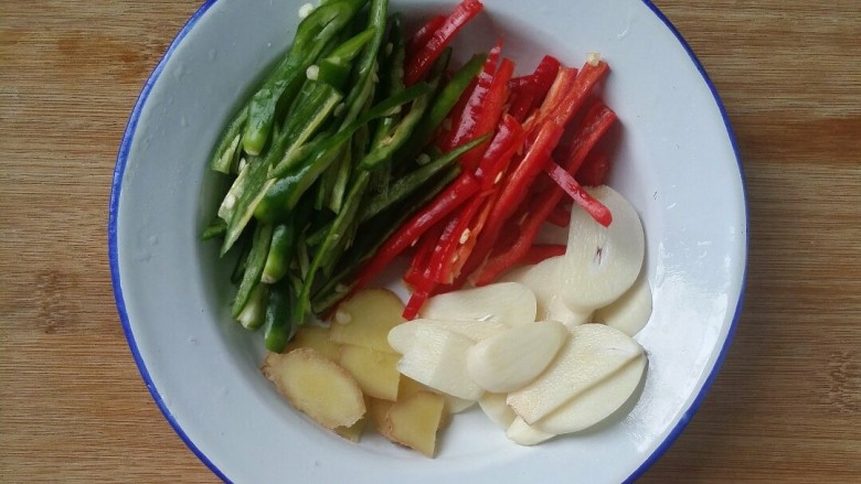 下饭又下酒的辣椒酱爆鸡心,姜切片,蒜切片,<a style='color:red;display:inline-block;' href='/shicai/ 61'>青椒</a>红椒洗净切丝,我用的尖椒。