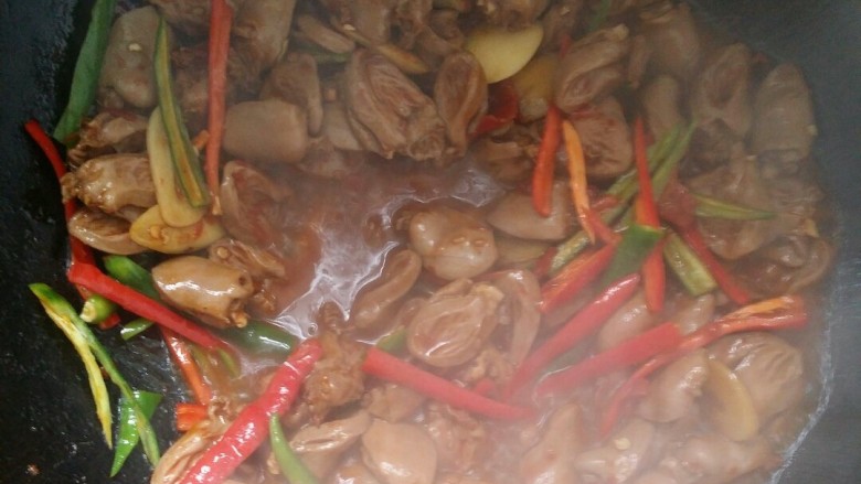 下饭又下酒的辣椒酱爆鸡心,放青椒丝,红椒丝翻炒。(这里还可以根据个人口味适当放少许盐调味,我是不放的啦)
