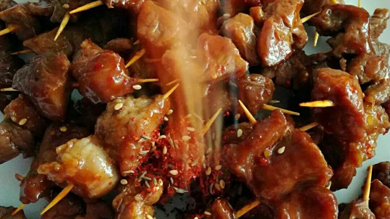 酱香牙签肉,一分种之后,出炉,趁热我们就可以依照个人口味撒上适量的干料。(干料可以买现成的也可以自己调)