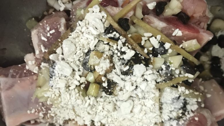 豆豉蒸排骨,放入一勺淀粉,这是我老家自己做的红薯淀粉,用来腌肉,非常嫩滑。