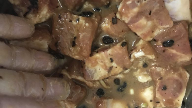 豆豉蒸排骨,抓拌好的排骨,静置腌两个小时左右,如果是夏天就放入冰箱。