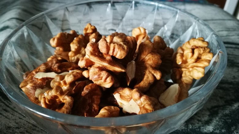 休闲零食DIY~秘制枣夹核桃脆,剥出核桃仁 尽量完整