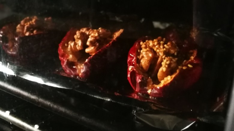 休闲零食DIY~秘制枣夹核桃脆,放入烤箱烤制十分钟