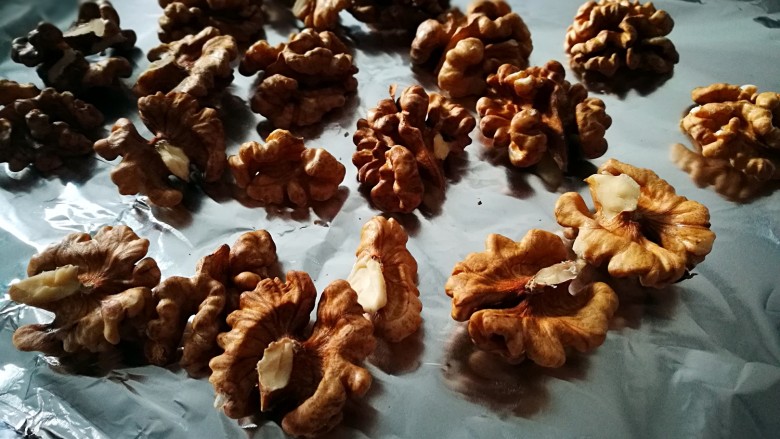 休闲零食DIY~秘制枣夹核桃脆,核桃仁放入烤盘 120℃烤制五分钟