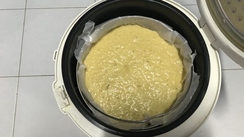 电饭煲+玉米面发糕,轻轻把蒸帘放在碗上,不要过度摇晃。