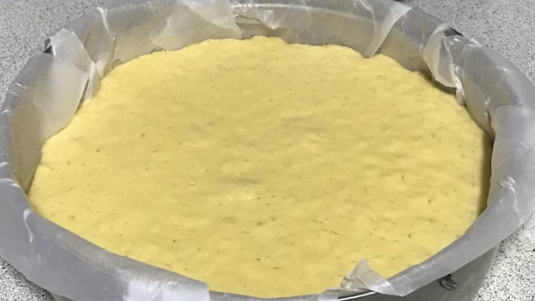 电饭煲+玉米面发糕,大概一小时,发到两倍大。(上面好对气泡)