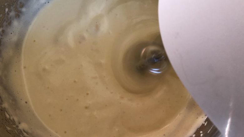 南瓜杯子蛋糕,打到体积变大,颜色变白,转低速整理气泡。